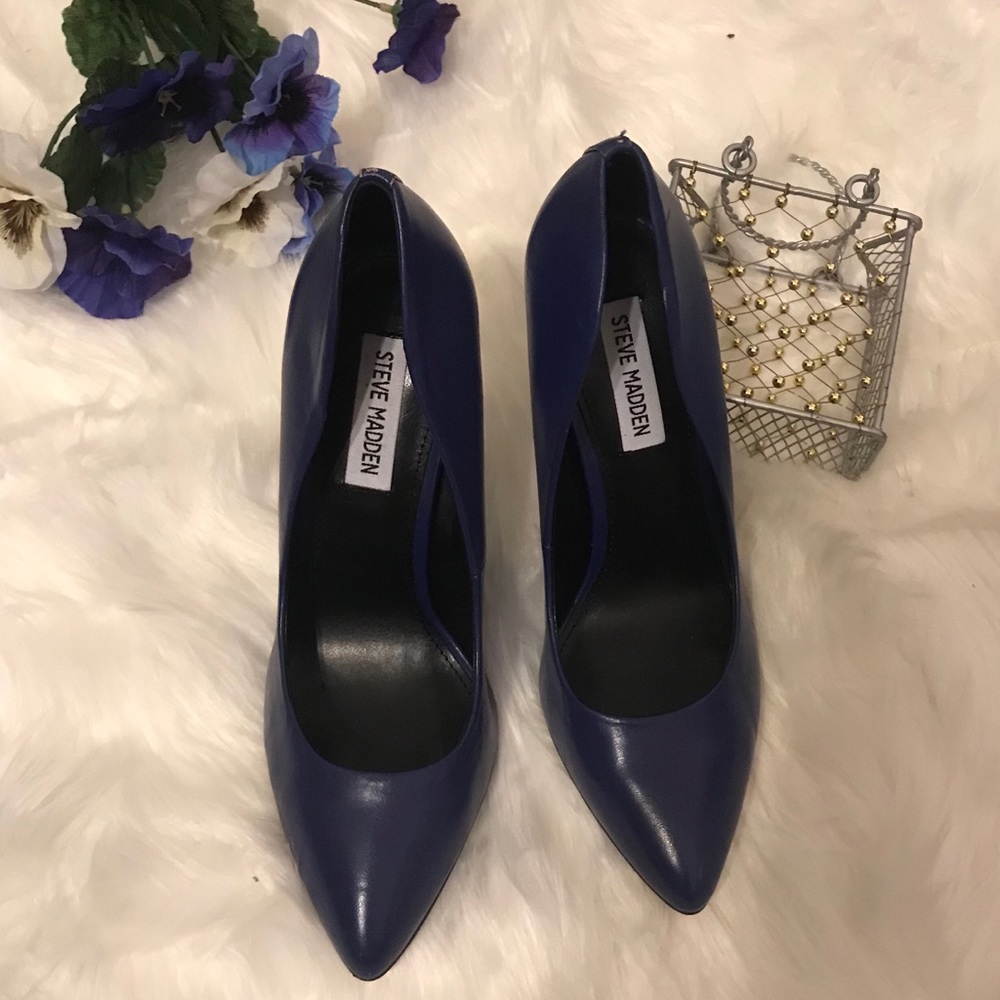 🆕Steve madden heels in a darker blue hue size 8 ✨
